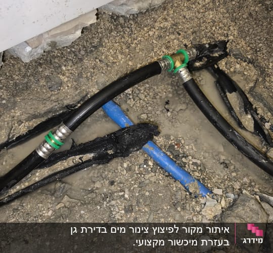 צינורות ותשתית מים באדמה עם נזילה